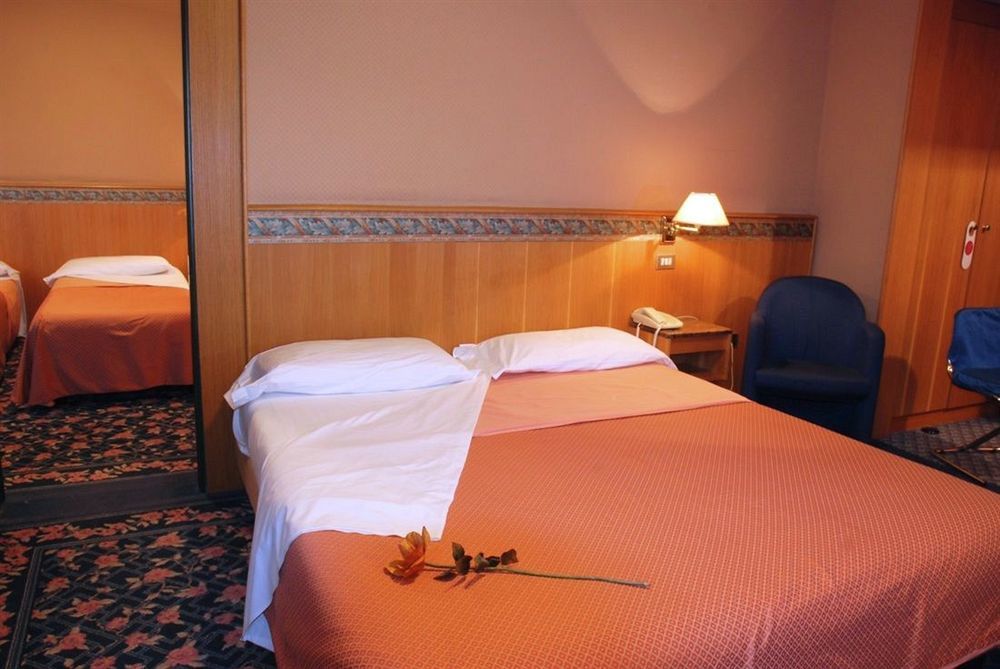 Hotel Oleggio Malpensa Экстерьер фото
